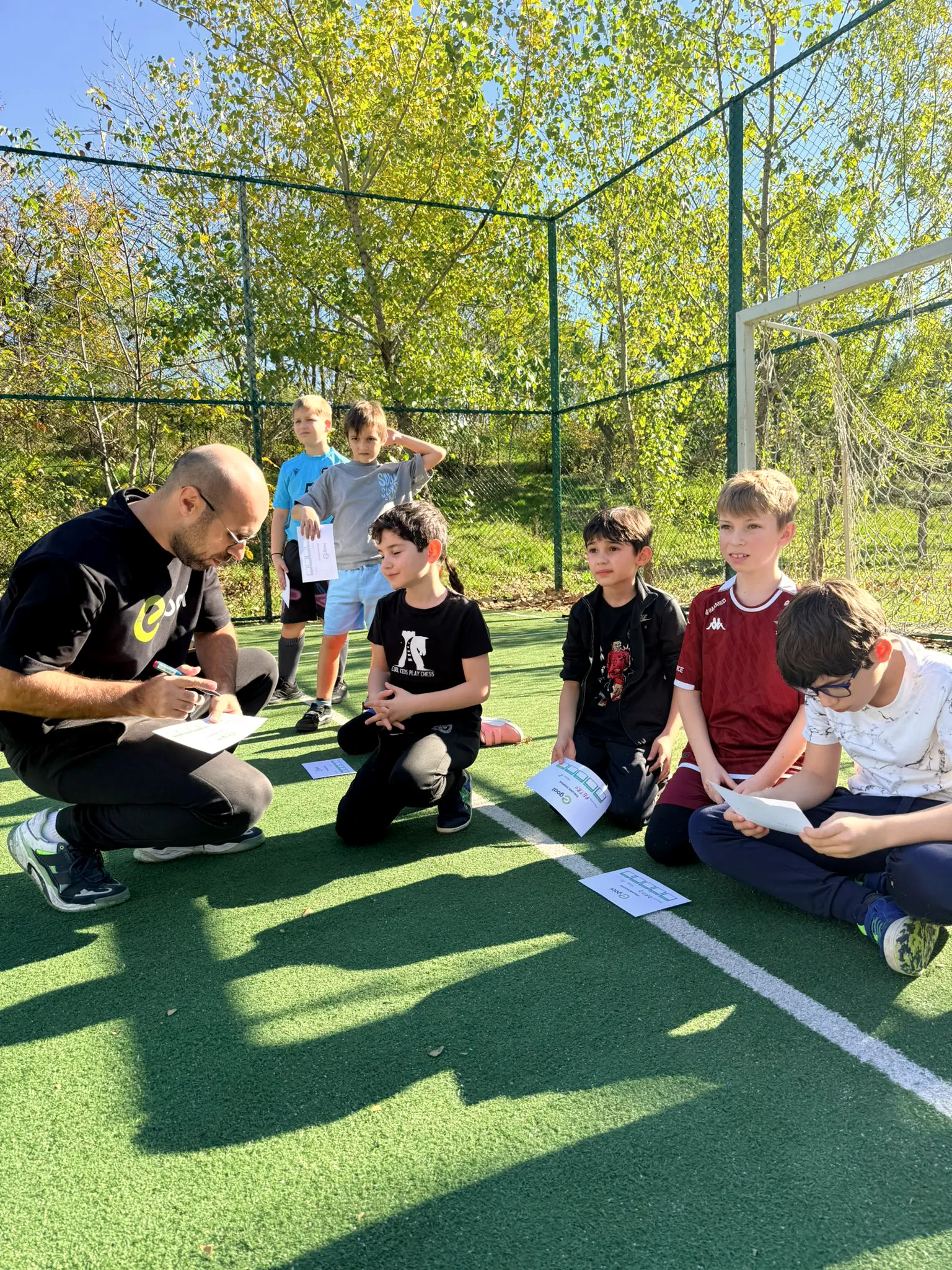 Activitate motrică pe terenul de sport, în timpul taberei
