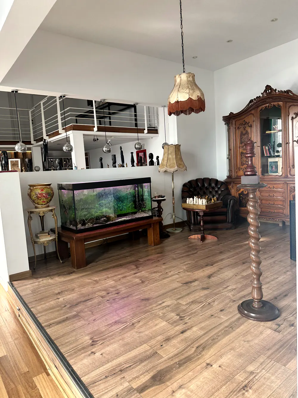 Zona de lounge a clubului, cu acvariu și mobilier de epocă