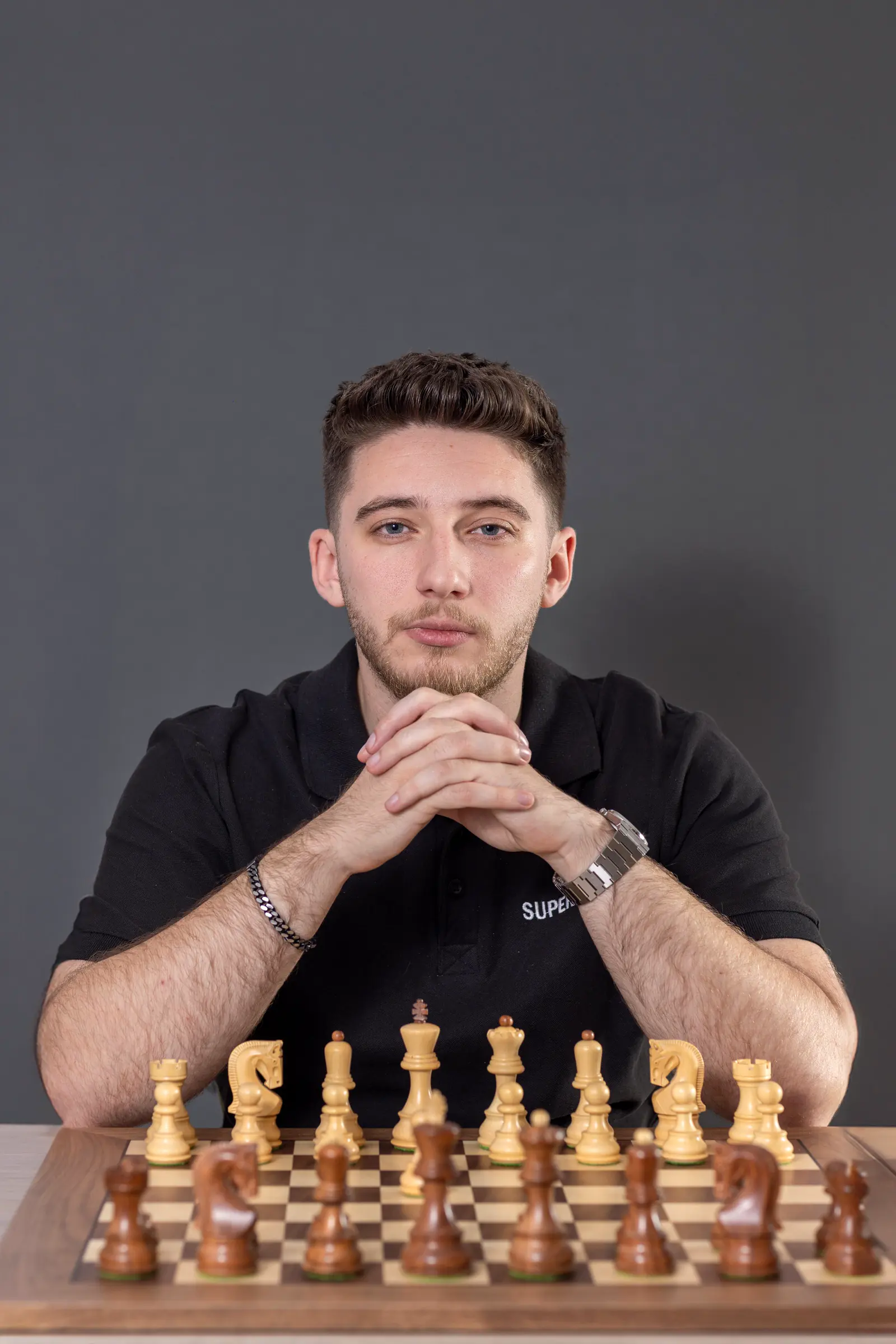 Radu-Cristian Fluerariu, fondatorul Supermind Chess Club, în spatele unei table de șah